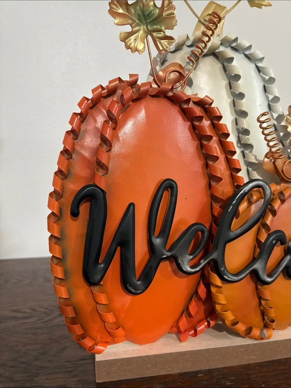 NWT- Beautiful Metal Fall Pumpkins Trio Welcome Decoration Sign w/ Wood Base 🍁
